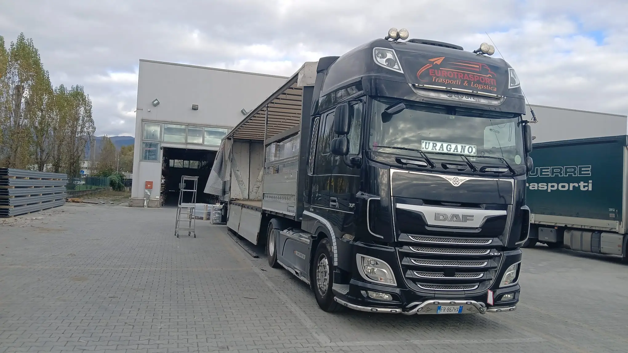 Camion della flotta EuroTrasporti per trasporto merci in Sicilia - mezzo 2