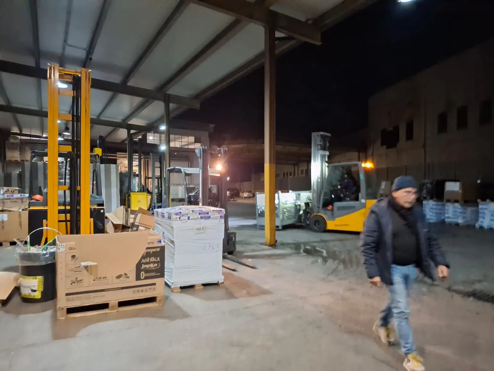 Camion della flotta EuroTrasporti per trasporto merci in Sicilia - mezzo 5