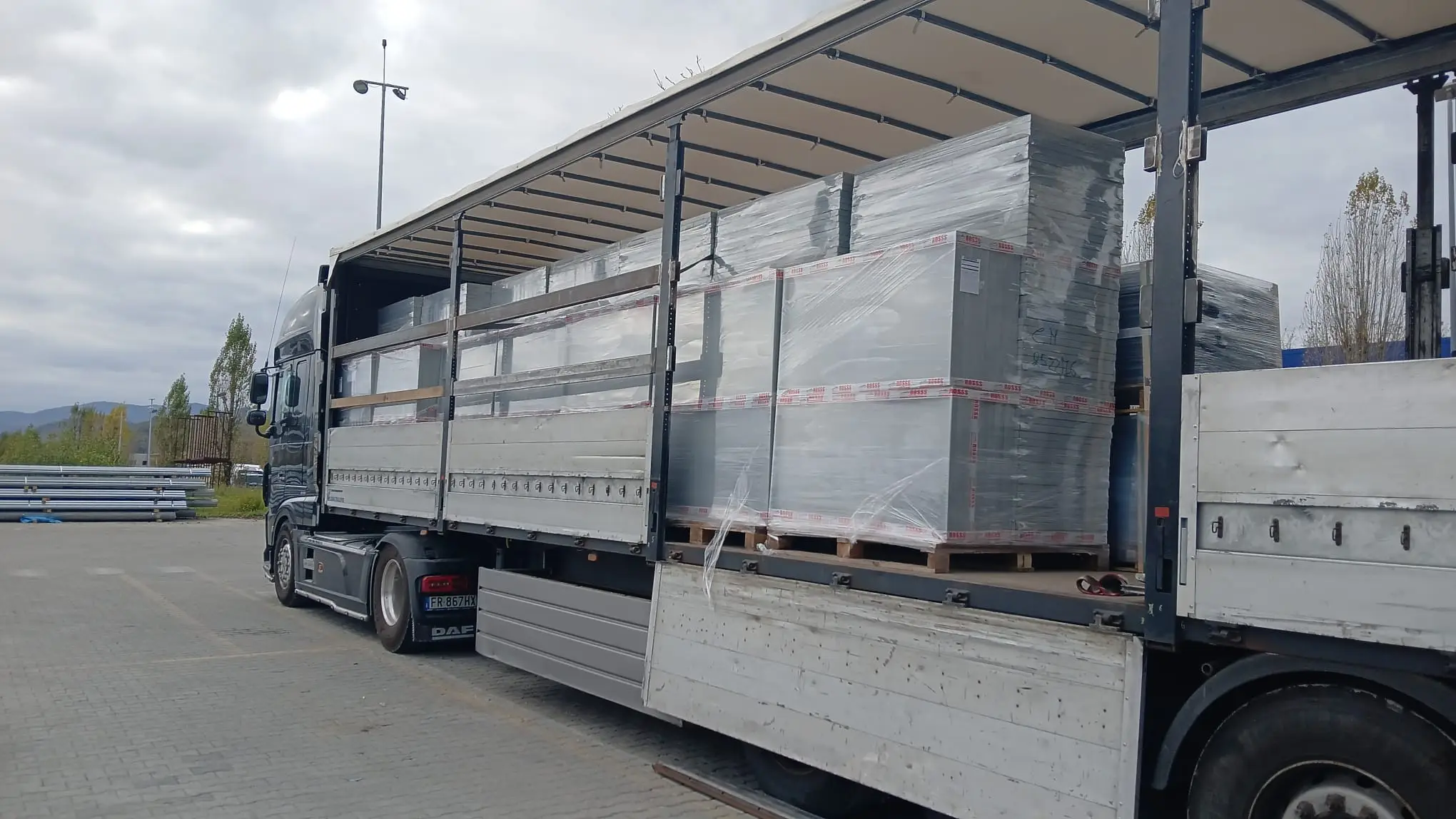 Camion della flotta EuroTrasporti per trasporto merci in Sicilia - mezzo 6