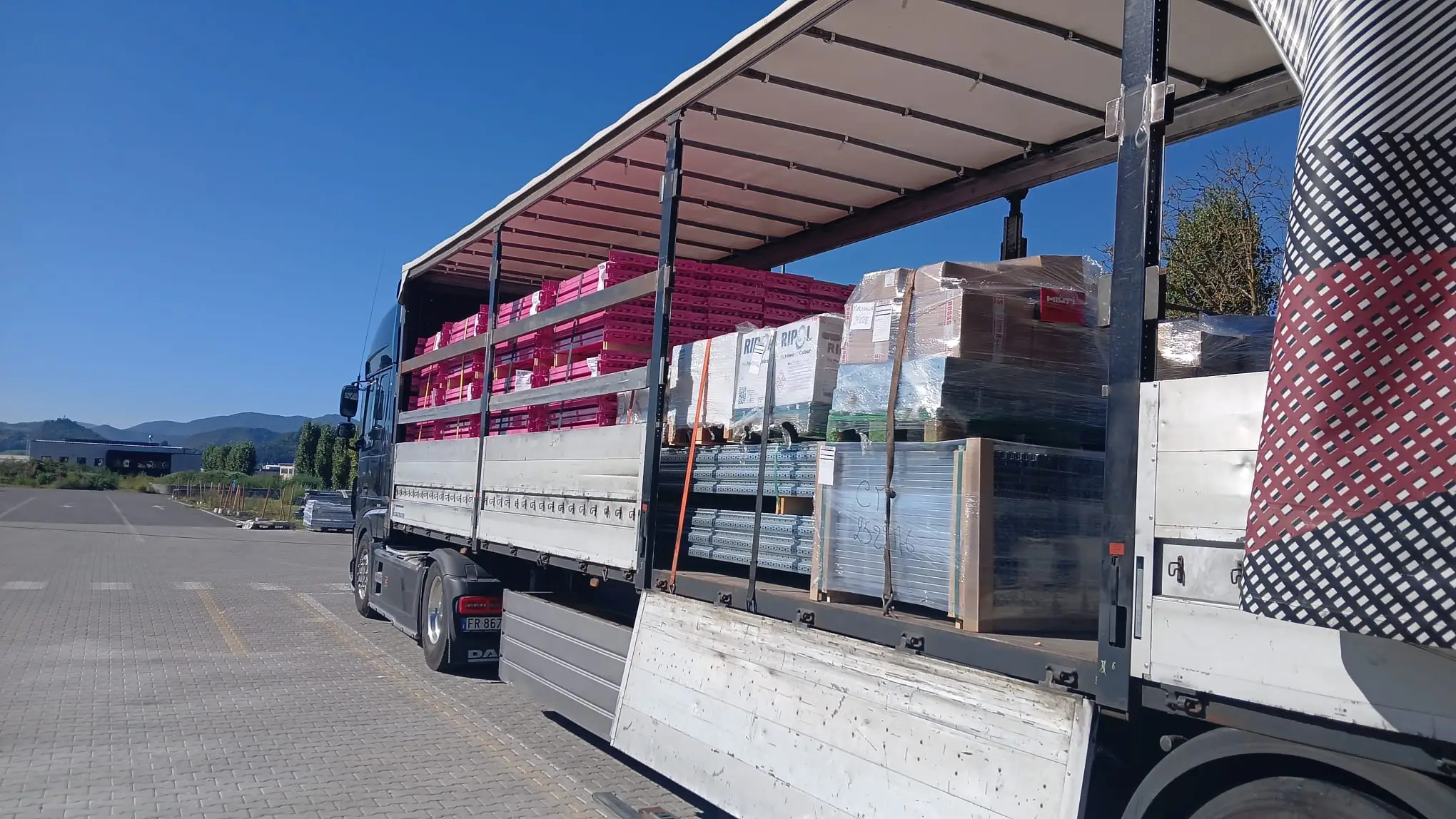 Camion della flotta EuroTrasporti per trasporto merci in Sicilia - mezzo 7